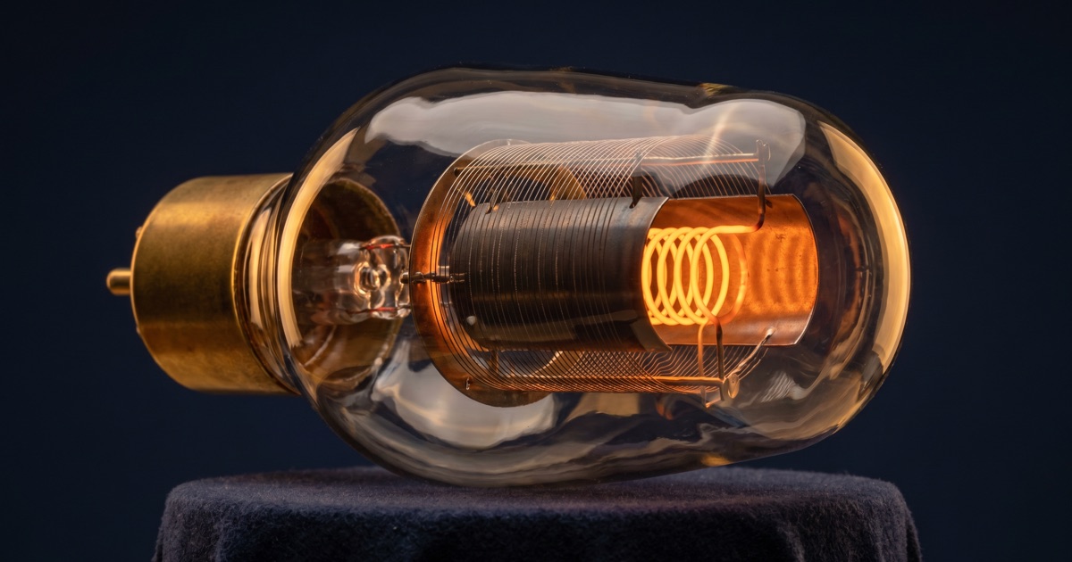 Triode Vacuum Tube — interactive 3D exhibit